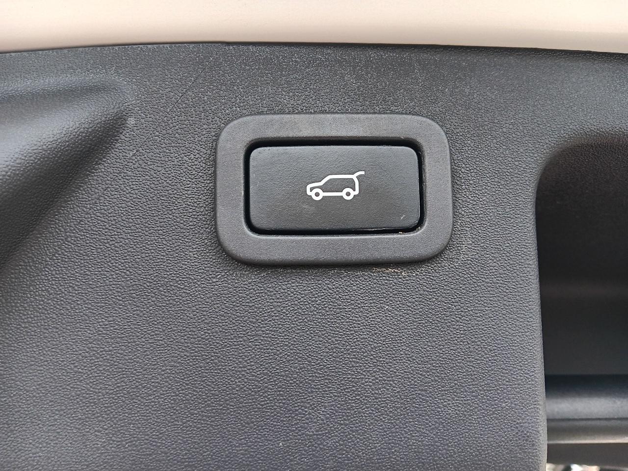 2017 Land Rover Discovery Sport AWD, Leather, Nav, BU Cam, Htd Steering & Seats, - Photo #8