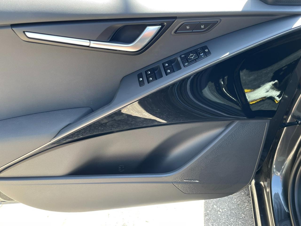 2025 Kia NIRO SX Photo