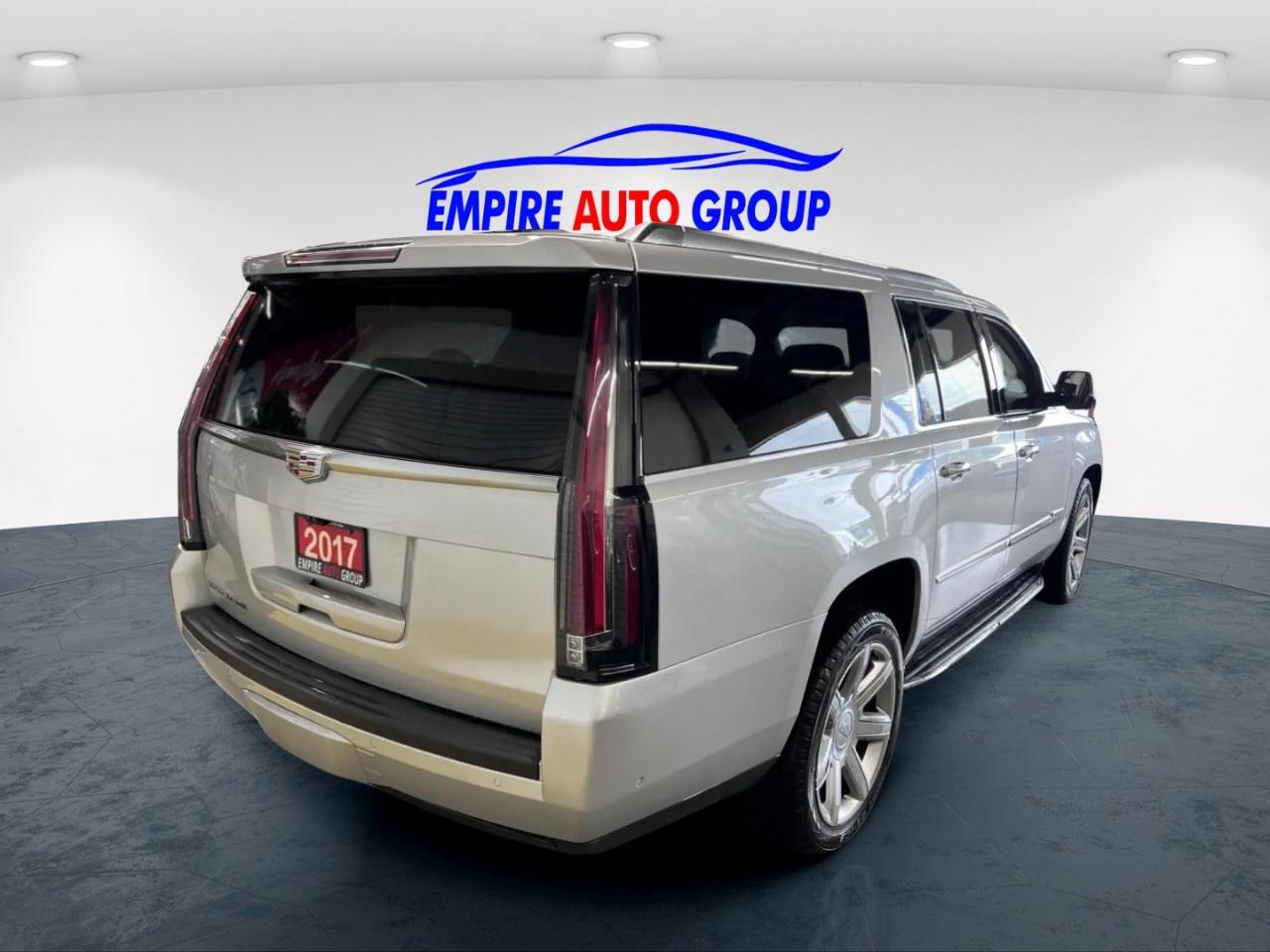 2017 Cadillac Escalade LUXURY Photo3