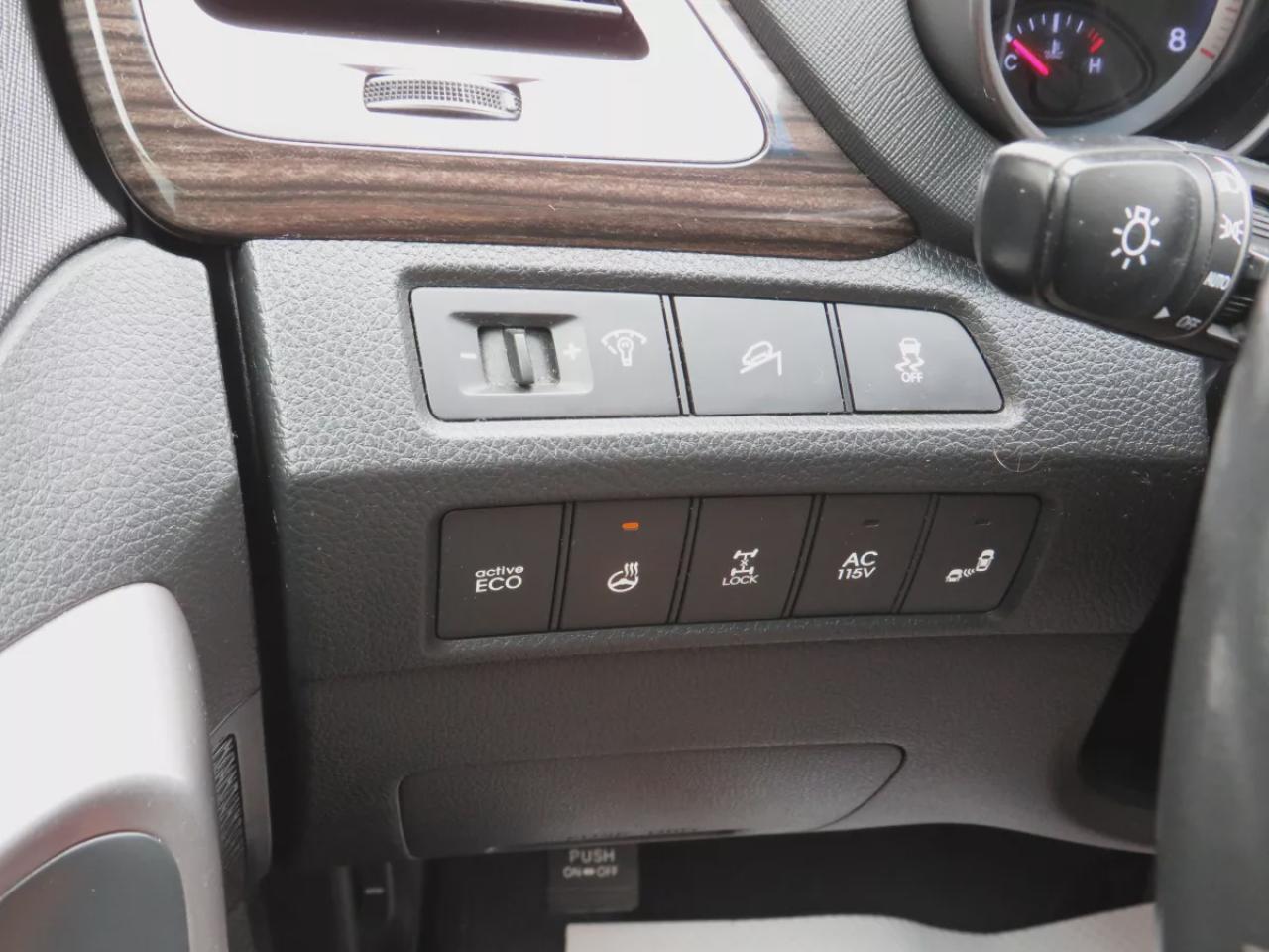 2014 Hyundai Santa Fe XL Luxury (**ONE OWNER**AWD**6 SEATER**ALLOY WHEELS**FOG LIGHTS**LEATHER** POWER DRIVERS/PASSENGERS SEAT**PANORAMIC SUNROOF**2ND ROW CAPTAINS CHAIRS**3RD ROW OF SEATING**POWER DRIVERS SEAT**HEATED STEERING WHEEL**BLIND SPOT MONITORING**AUTO HEADLIGHTS**BA Photo