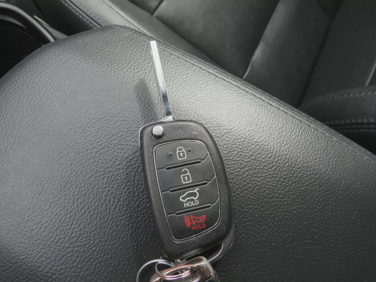 2014 Hyundai Santa Fe XL Luxury (**ONE OWNER**AWD**6 SEATER**ALLOY WHEELS**FOG LIGHTS**LEATHER** POWER DRIVERS/PASSENGERS SEAT**PANORAMIC SUNROOF**2ND ROW CAPTAINS CHAIRS**3RD ROW OF SEATING**POWER DRIVERS SEAT**HEATED STEERING WHEEL**BLIND SPOT MONITORING**AUTO HEADLIGHTS**BA Photo