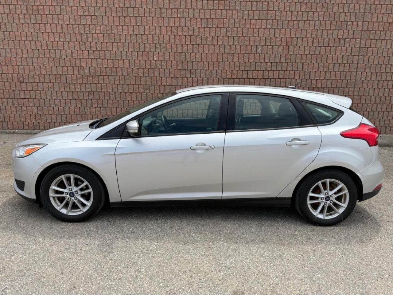 2017 Ford Focus SE | CLEAN CARFAX | BLUETOOTH | BACK UP CAM | HEATED SEATS & STEERING - Photo #3