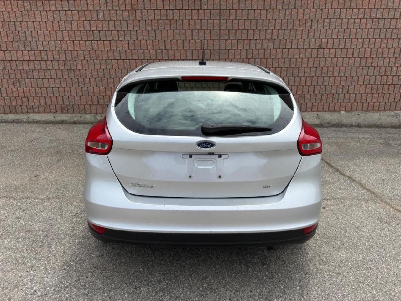 2017 Ford Focus SE | CLEAN CARFAX | BLUETOOTH | BACK UP CAM | HEATED SEATS & STEERING - Photo #5