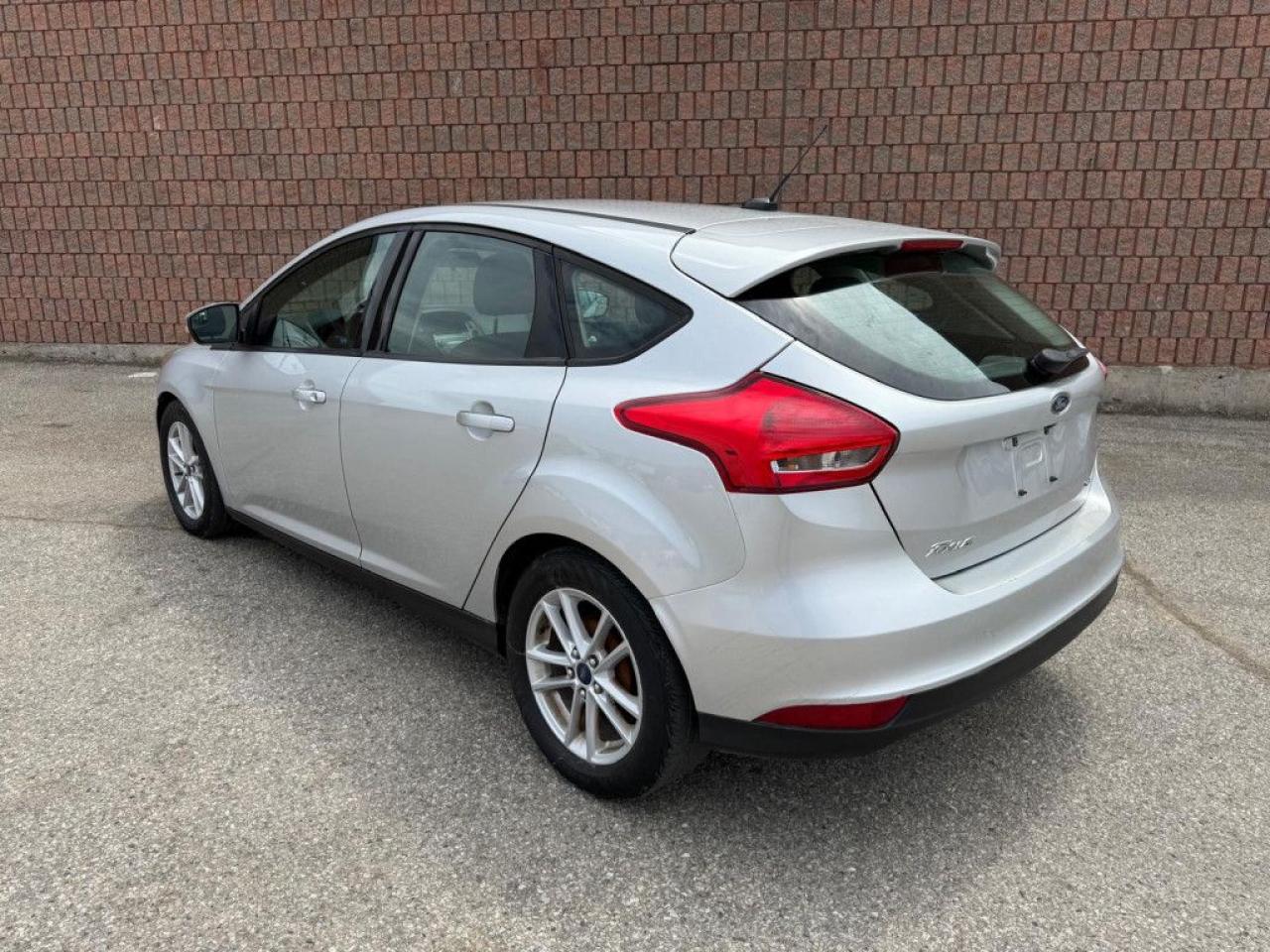 2017 Ford Focus SE | CLEAN CARFAX | BLUETOOTH | BACK UP CAM | HEATED SEATS & STEERING - Photo #4
