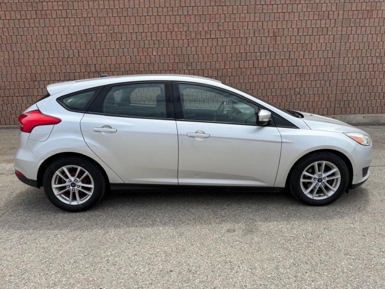 2017 Ford Focus SE | CLEAN CARFAX | BLUETOOTH | BACK UP CAM | HEATED SEATS & STEERING - Photo #7