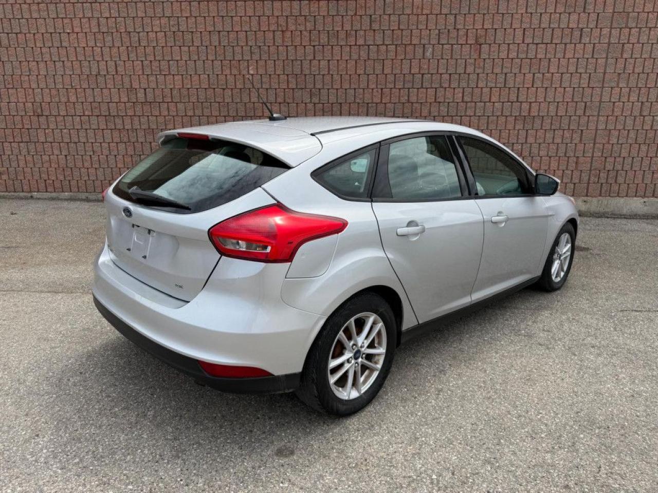 2017 Ford Focus SE | CLEAN CARFAX | BLUETOOTH | BACK UP CAM | HEATED SEATS & STEERING - Photo #6