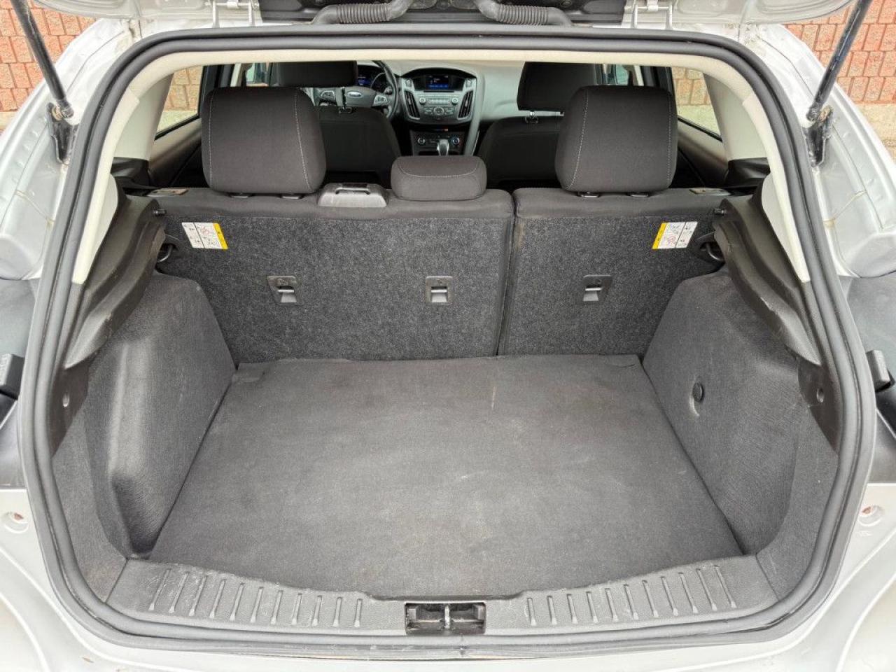 2017 Ford Focus SE | CLEAN CARFAX | BLUETOOTH | BACK UP CAM | HEATED SEATS & STEERING - Photo #17