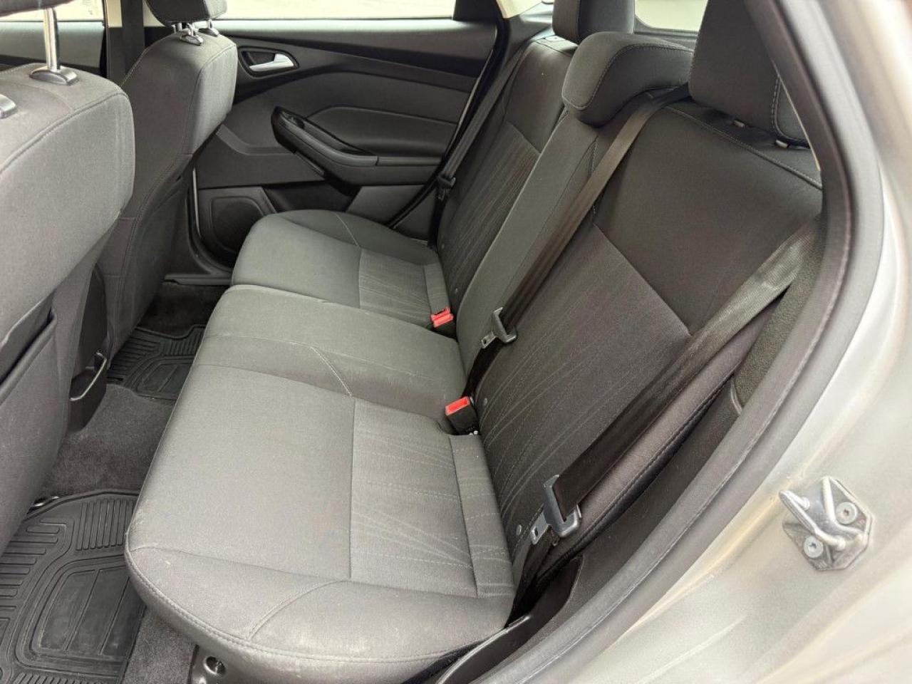 2017 Ford Focus SE | CLEAN CARFAX | BLUETOOTH | BACK UP CAM | HEATED SEATS & STEERING - Photo #16