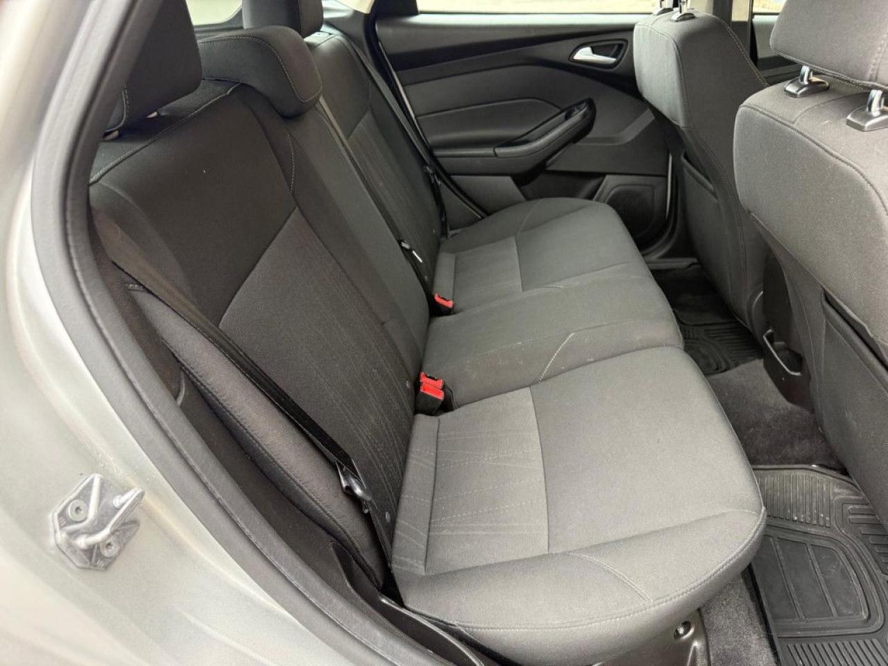 2017 Ford Focus SE | CLEAN CARFAX | BLUETOOTH | BACK UP CAM | HEATED SEATS & STEERING - Photo #18
