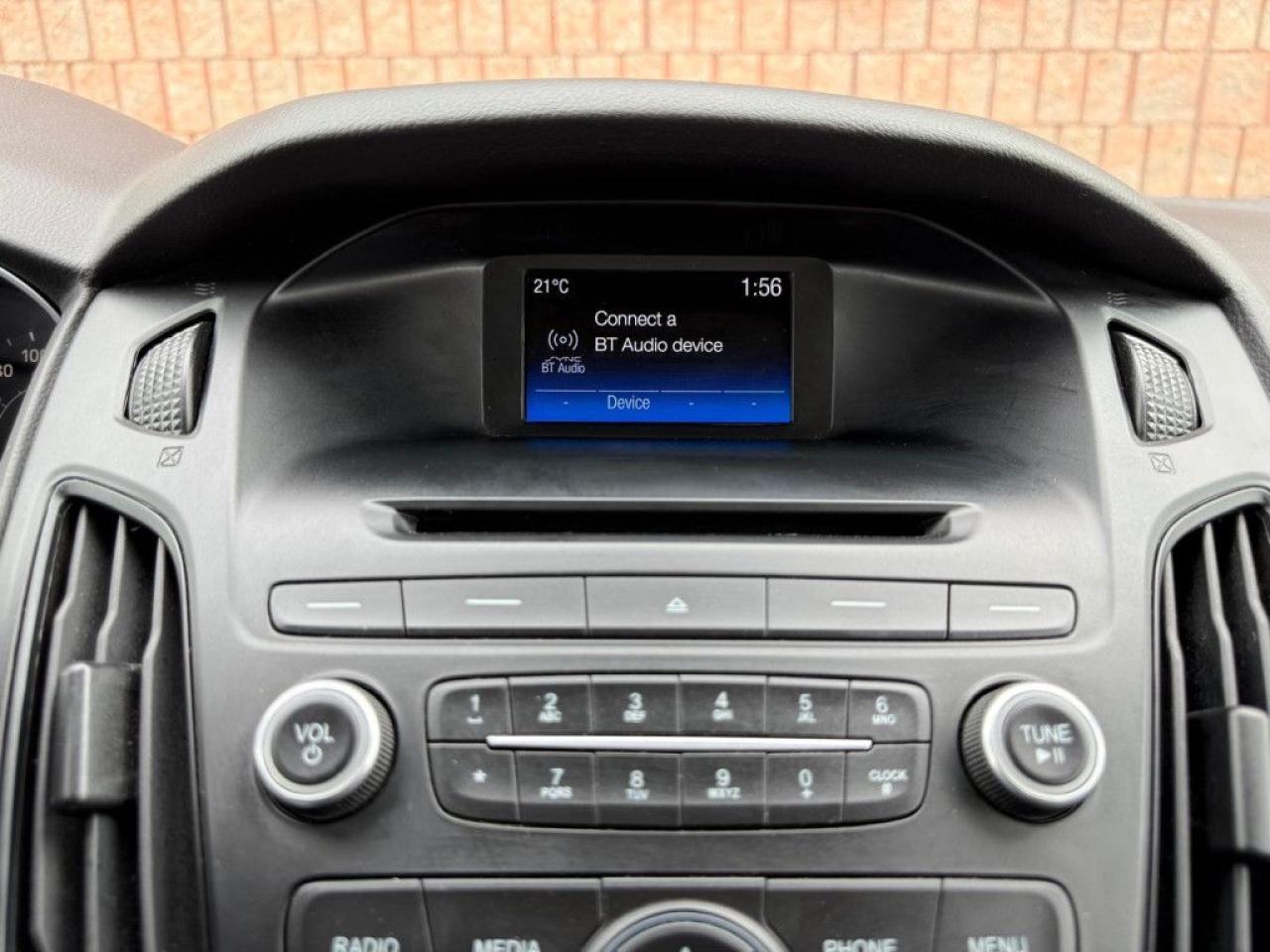 2017 Ford Focus SE | CLEAN CARFAX | BLUETOOTH | BACK UP CAM | HEATED SEATS & STEERING - Photo #26