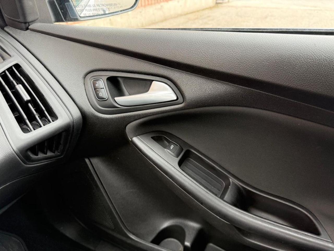 2017 Ford Focus SE | CLEAN CARFAX | BLUETOOTH | BACK UP CAM | HEATED SEATS & STEERING - Photo #31