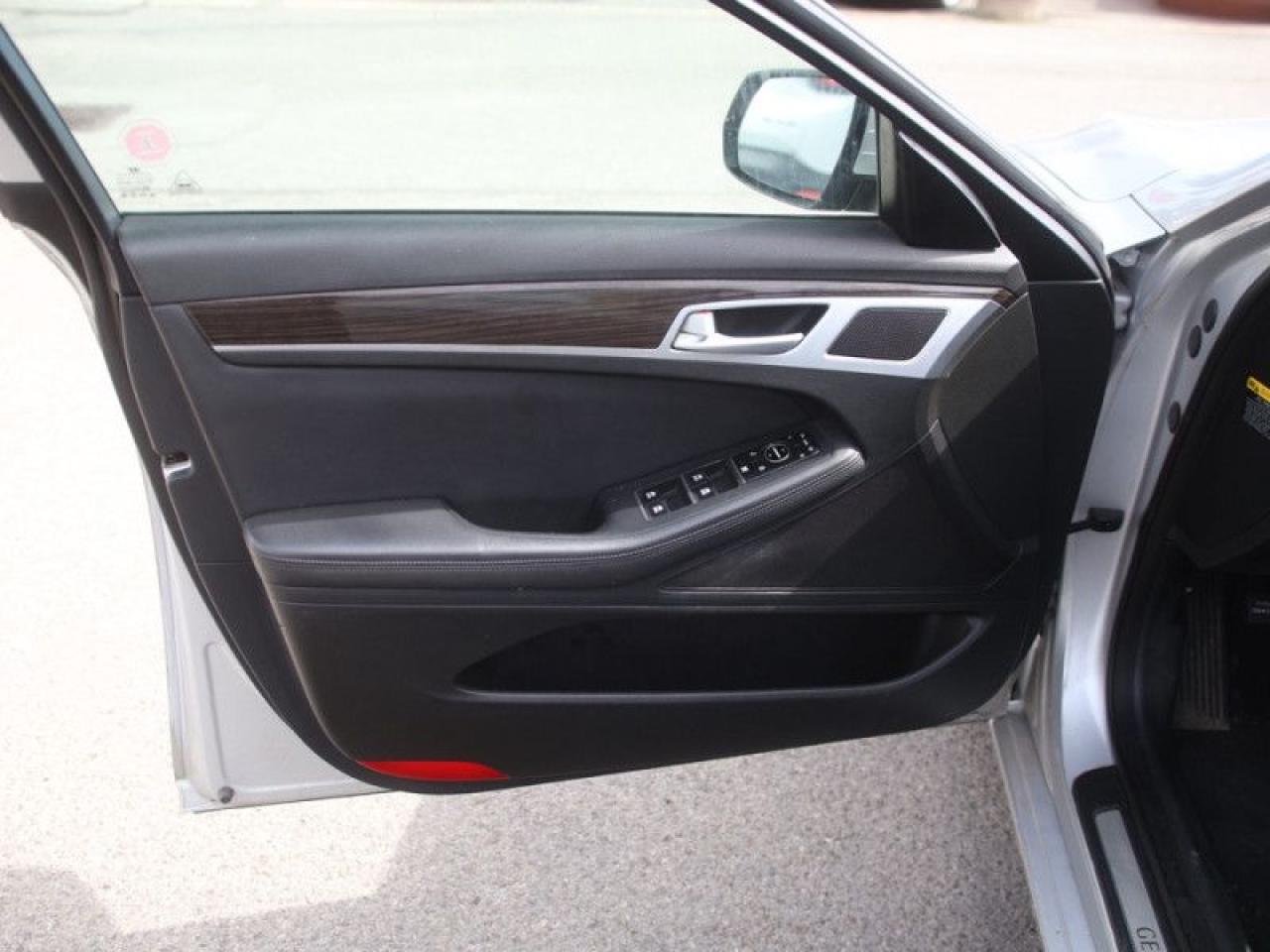2015 Hyundai Genesis Sedan 3.8 Premium  **LOW KMS - AWD** Photo