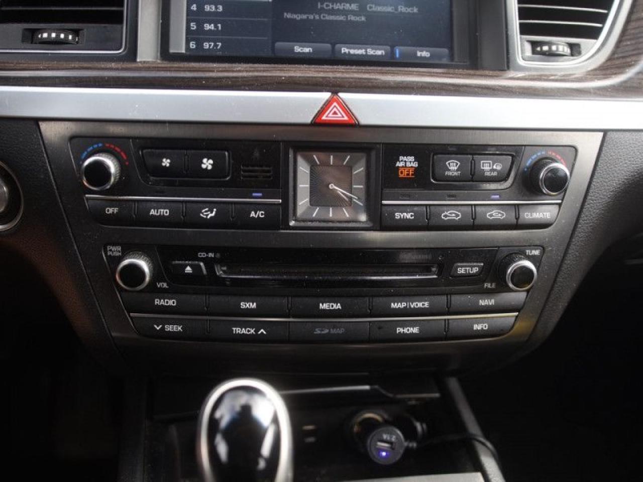 2015 Hyundai Genesis Sedan 3.8 Premium  **LOW KMS - AWD** Photo