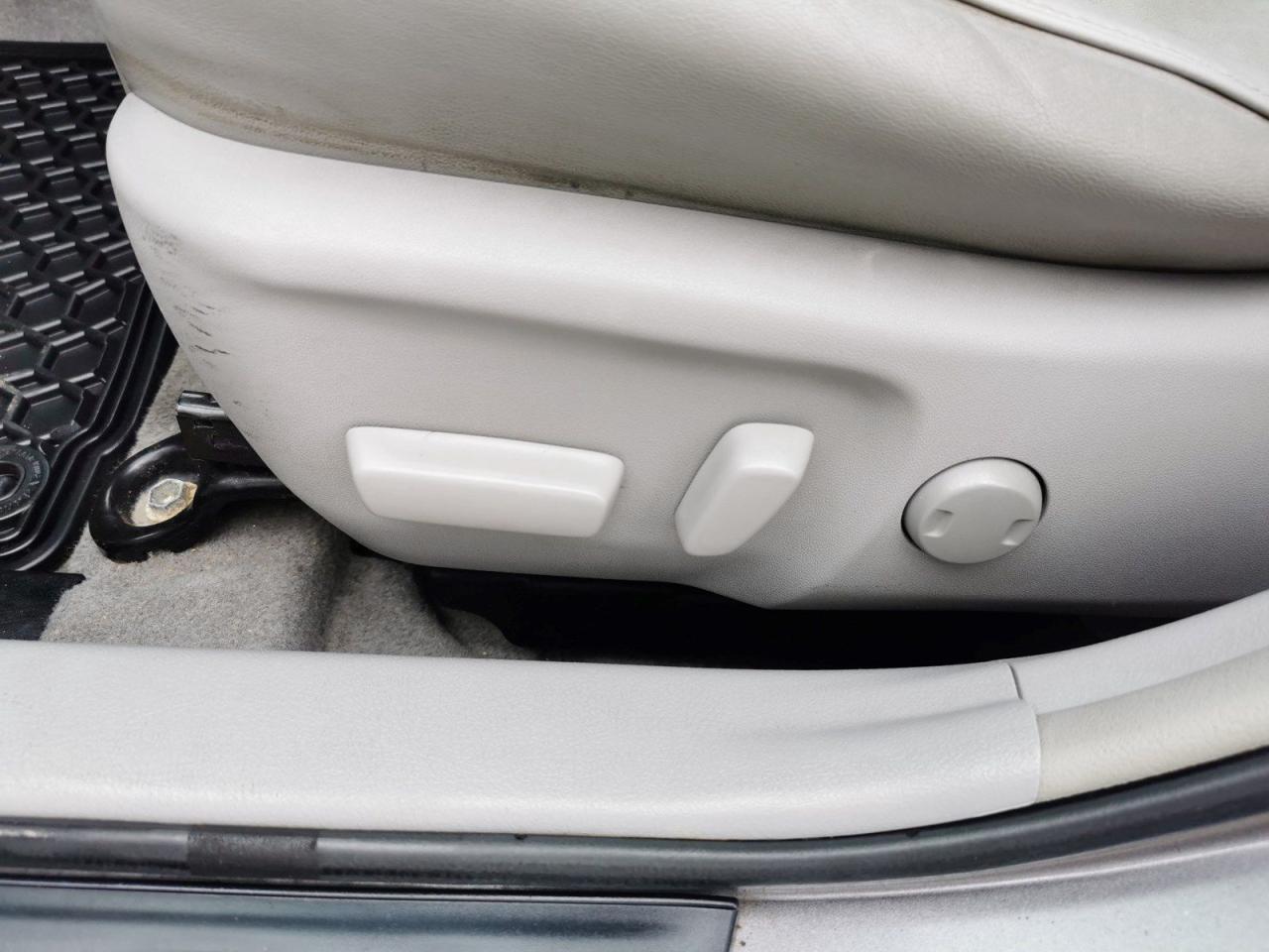 2015 Toyota Camry XLE V6 - Photo #13