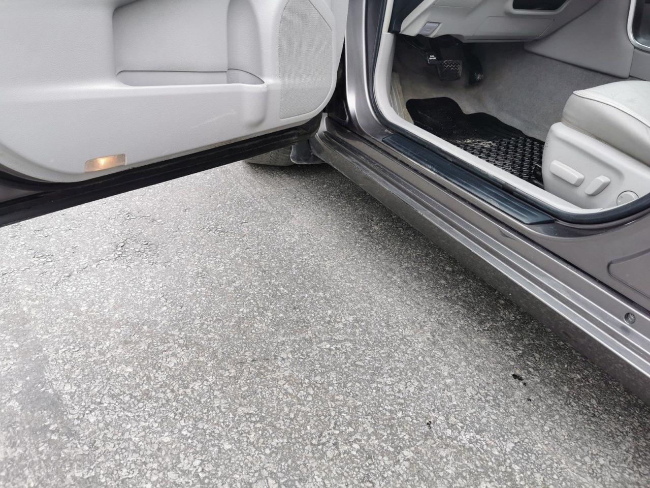 2015 Toyota Camry XLE V6 - Photo #14
