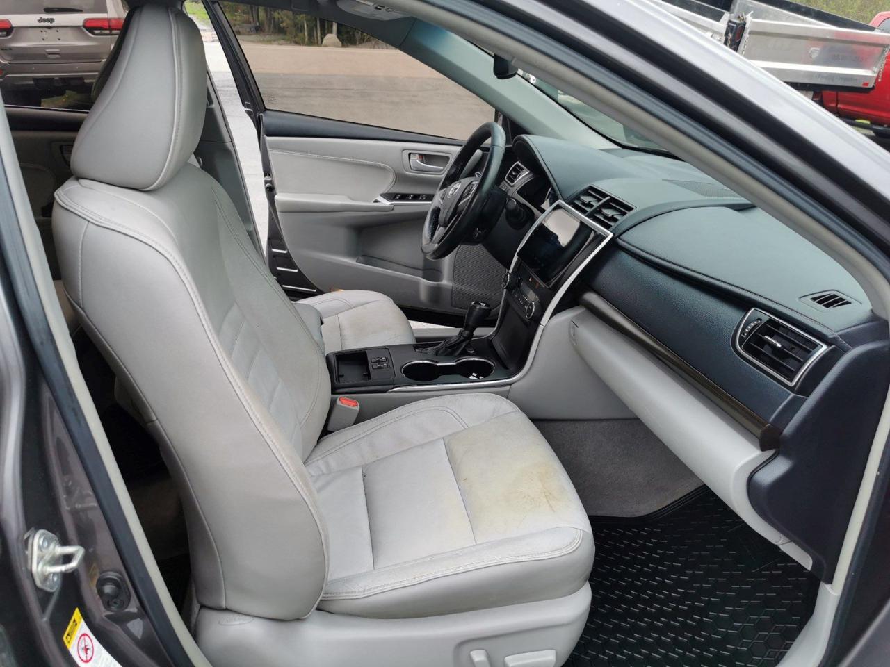 2015 Toyota Camry XLE V6 - Photo #19