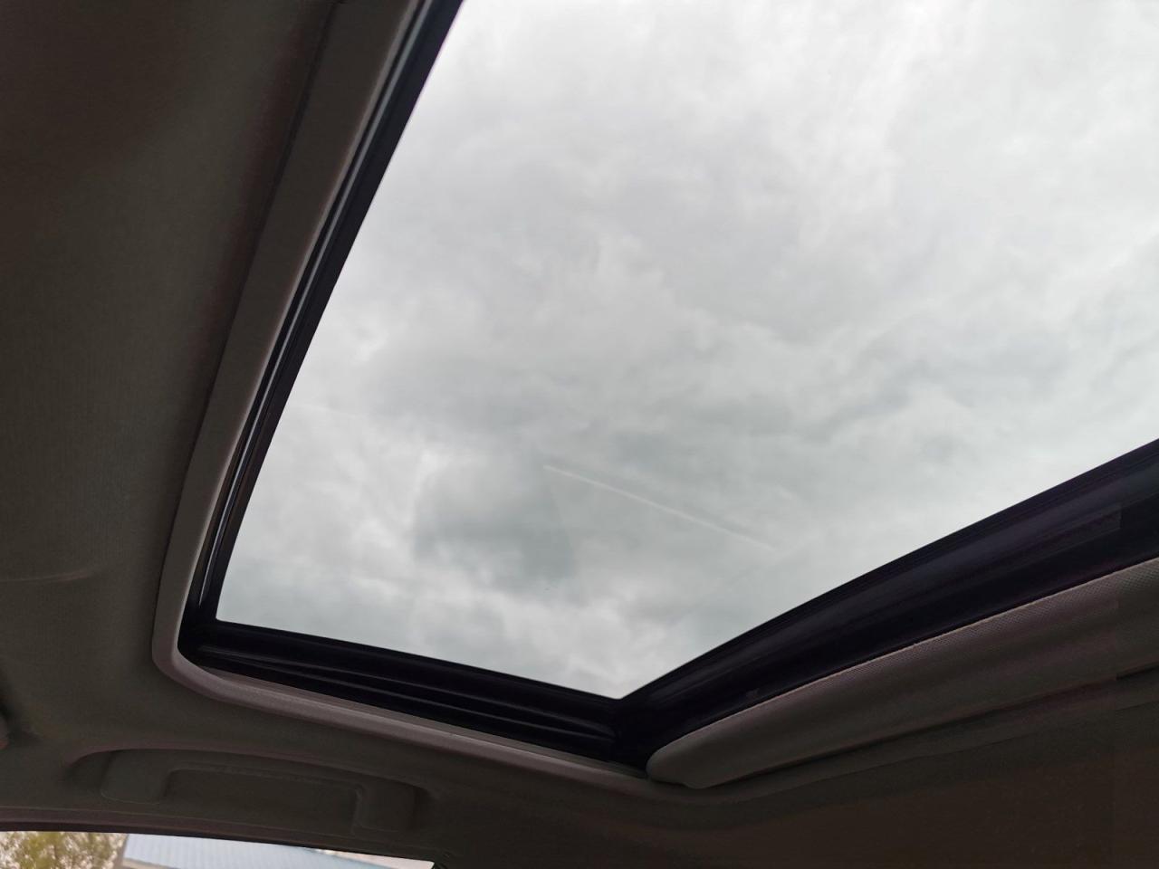 2015 Toyota Camry XLE V6 - Photo #32