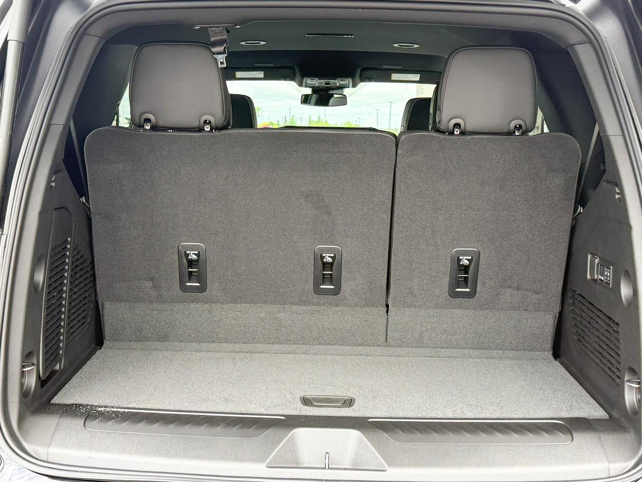 2025 GMC Yukon Elevation 5.3L V8 WITH REMOTE START/ENTRY, HEATED SEATS, HEATED STEERING WHEEL, POWER LIFTGATE, HD SURROUND VISION, BOSE SPEAKER SYSTEM Photo4