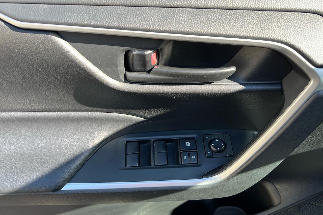 2020 Toyota RAV4 LE Photo