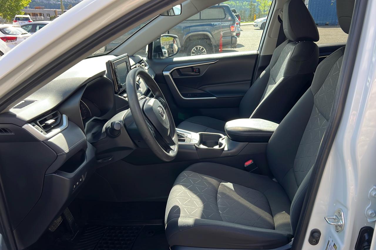2020 Toyota RAV4 LE Photo