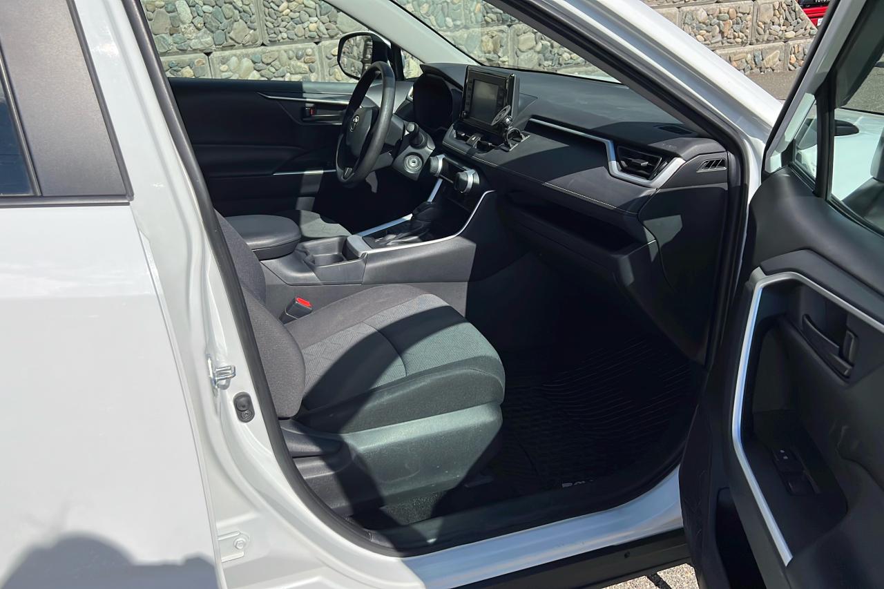 2020 Toyota RAV4 LE Photo