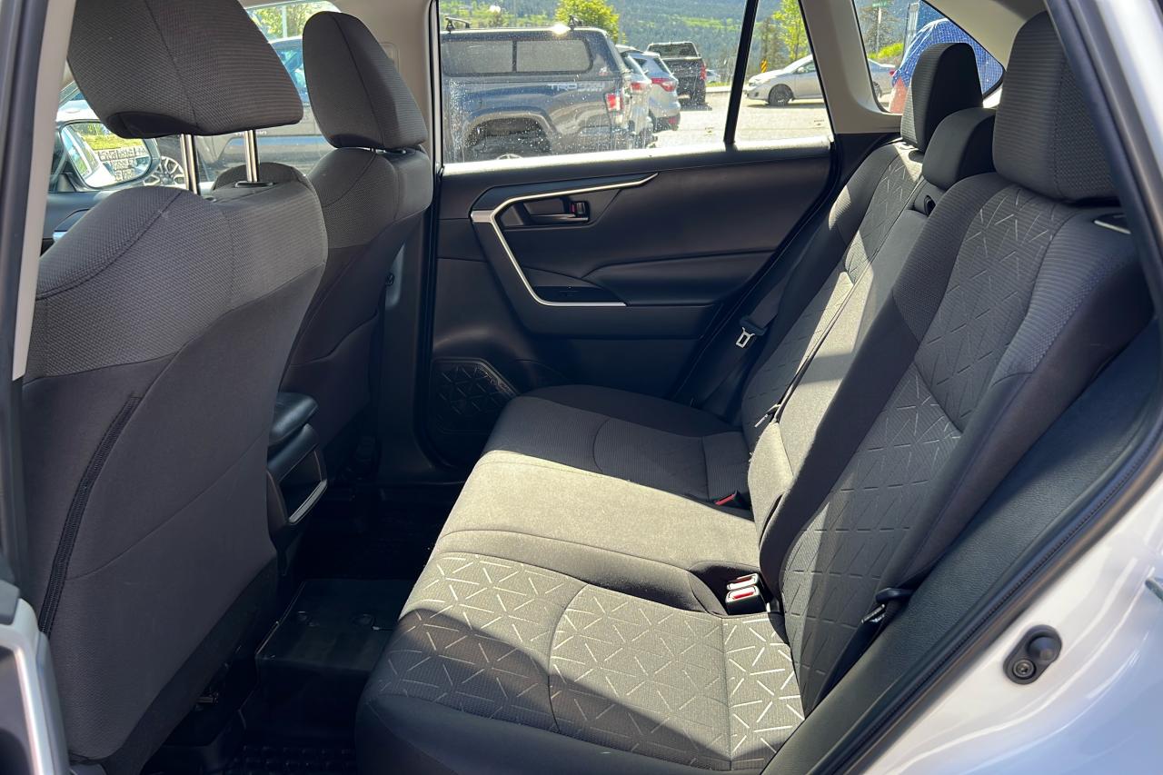 2020 Toyota RAV4 LE Photo