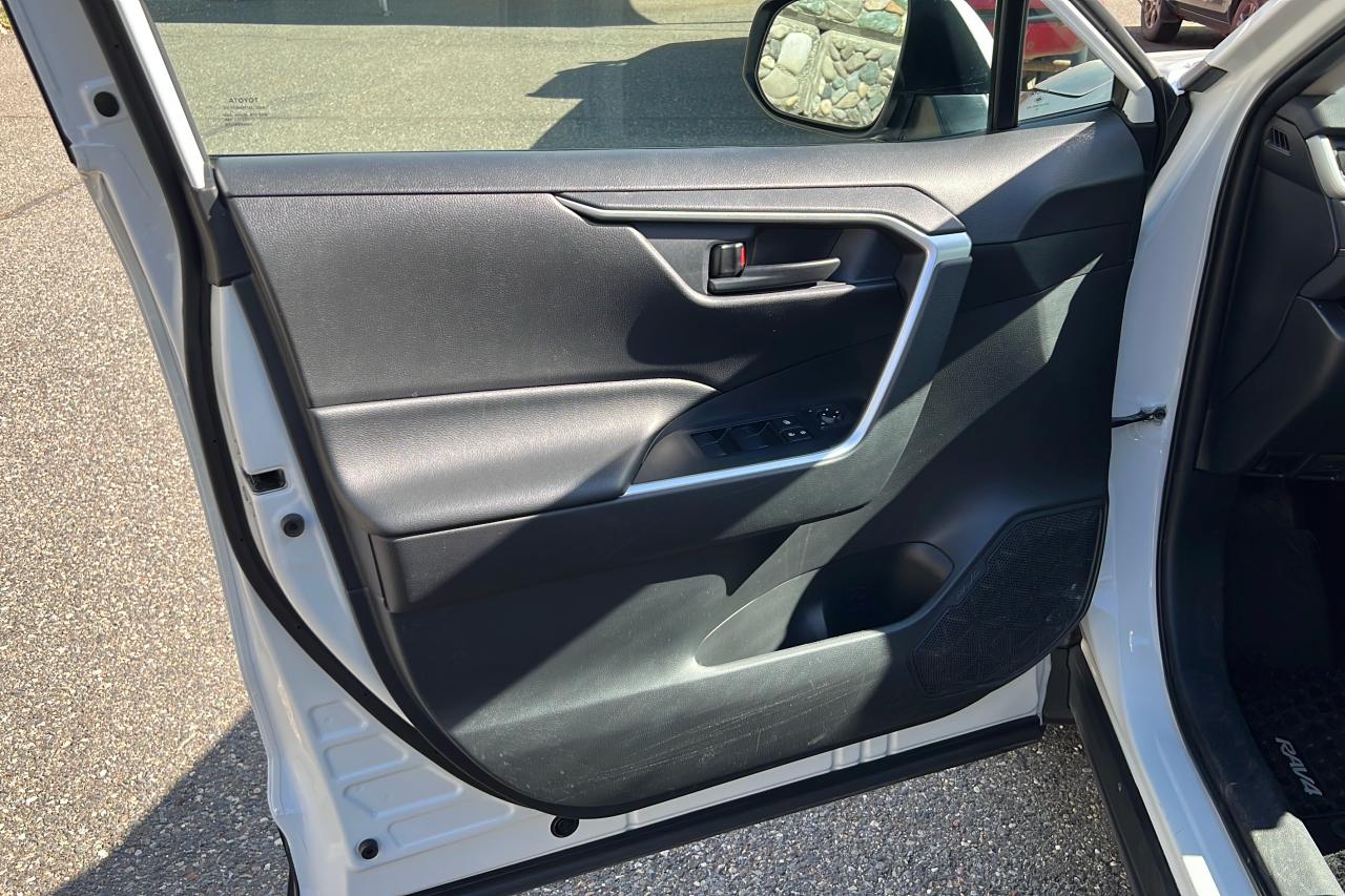 2020 Toyota RAV4 LE Photo