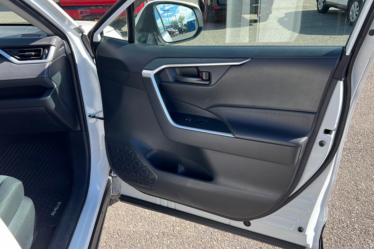 2020 Toyota RAV4 LE Photo