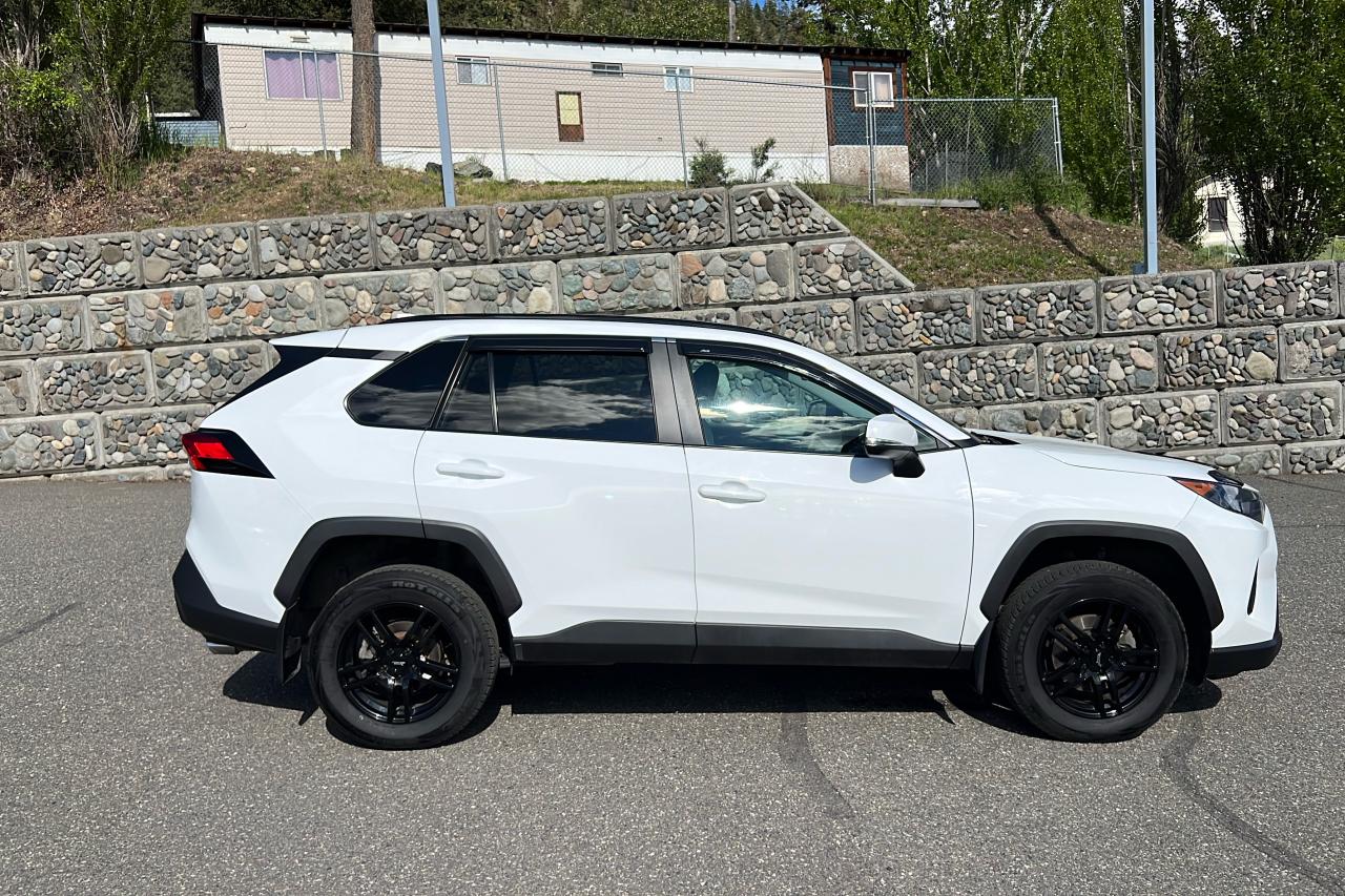 2020 Toyota RAV4 LE Photo