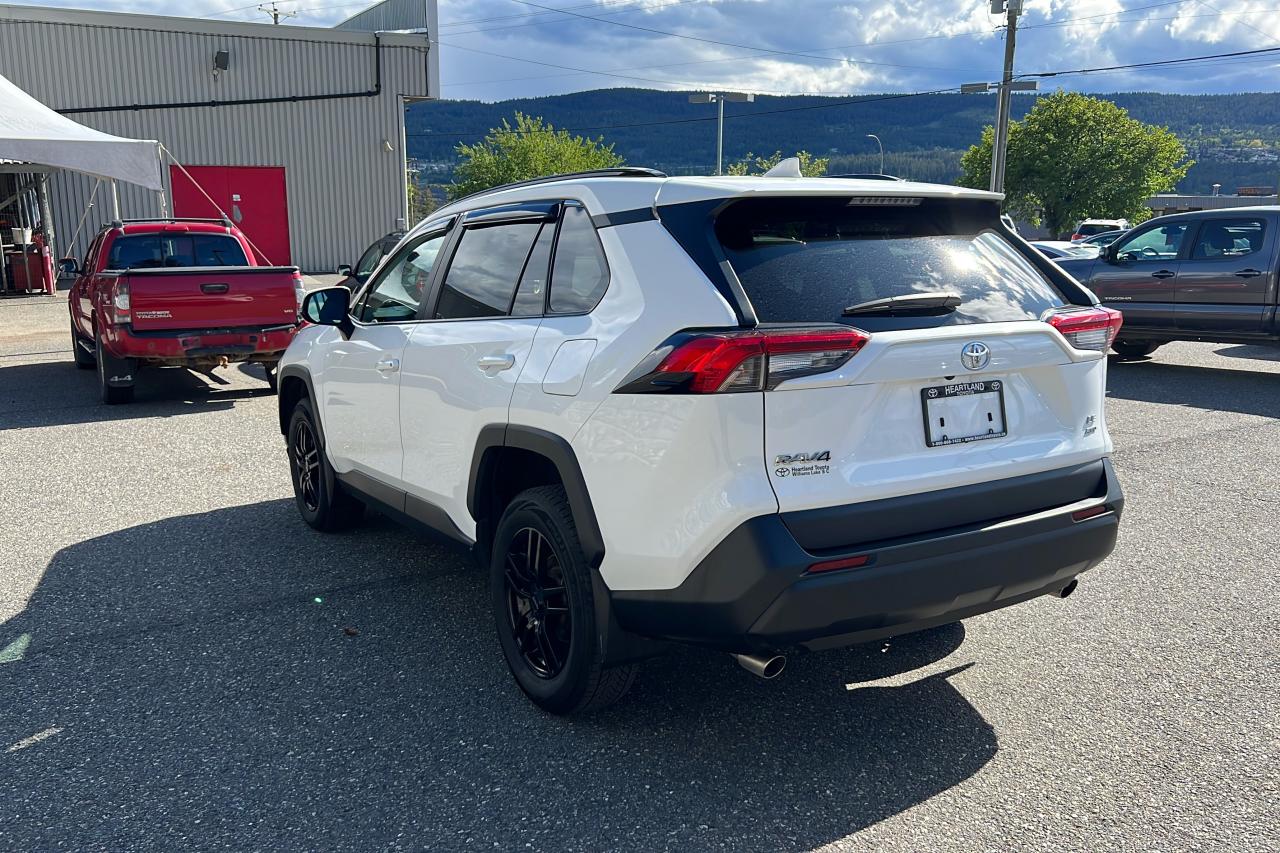 2020 Toyota RAV4 LE Photo4