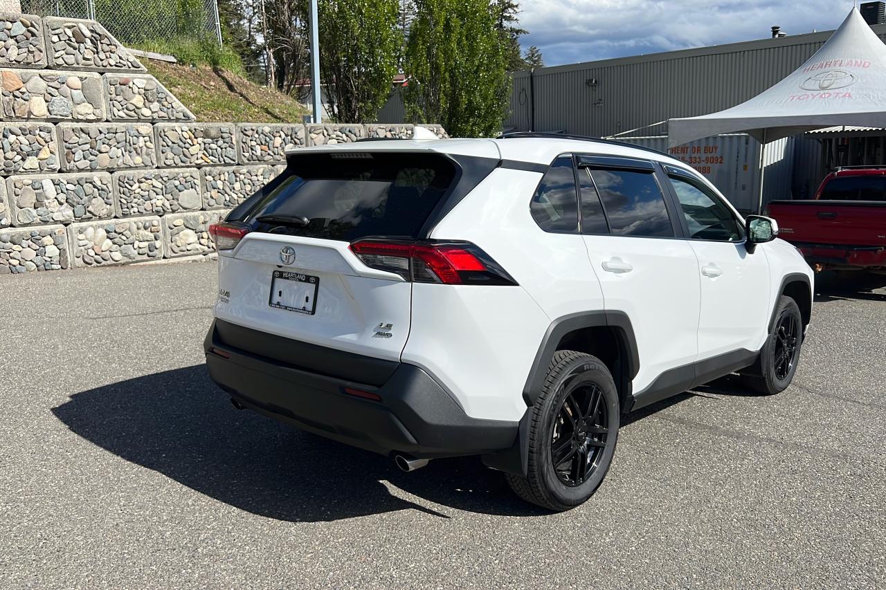 2020 Toyota RAV4 LE Photo