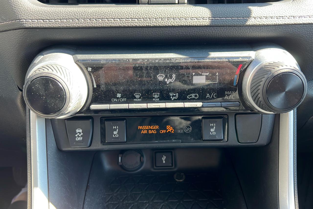 2020 Toyota RAV4 LE Photo