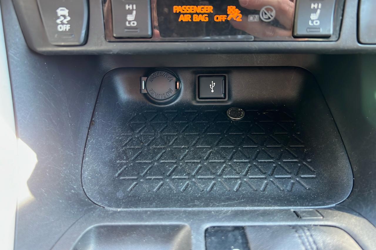 2020 Toyota RAV4 LE Photo