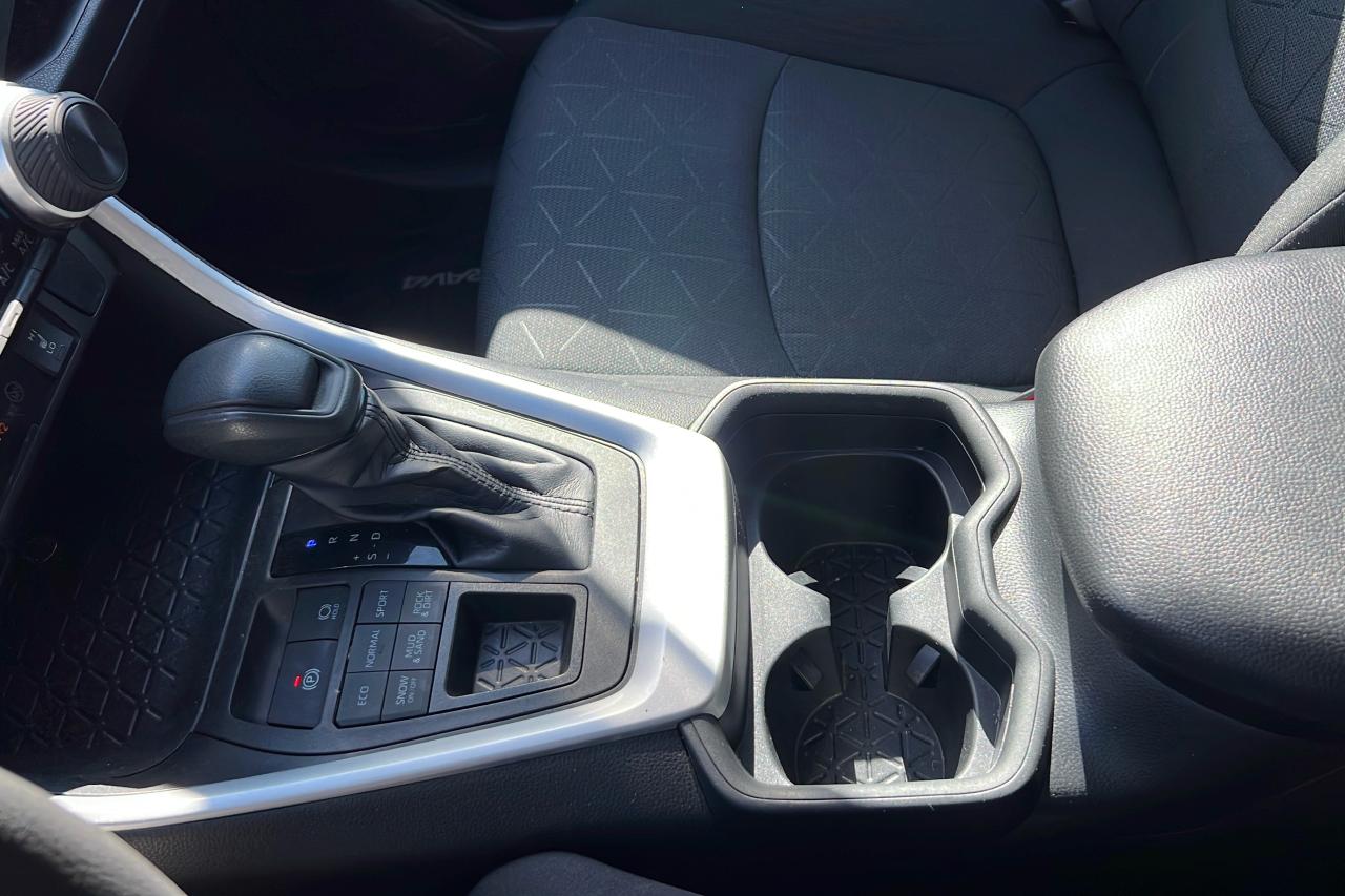 2020 Toyota RAV4 LE Photo