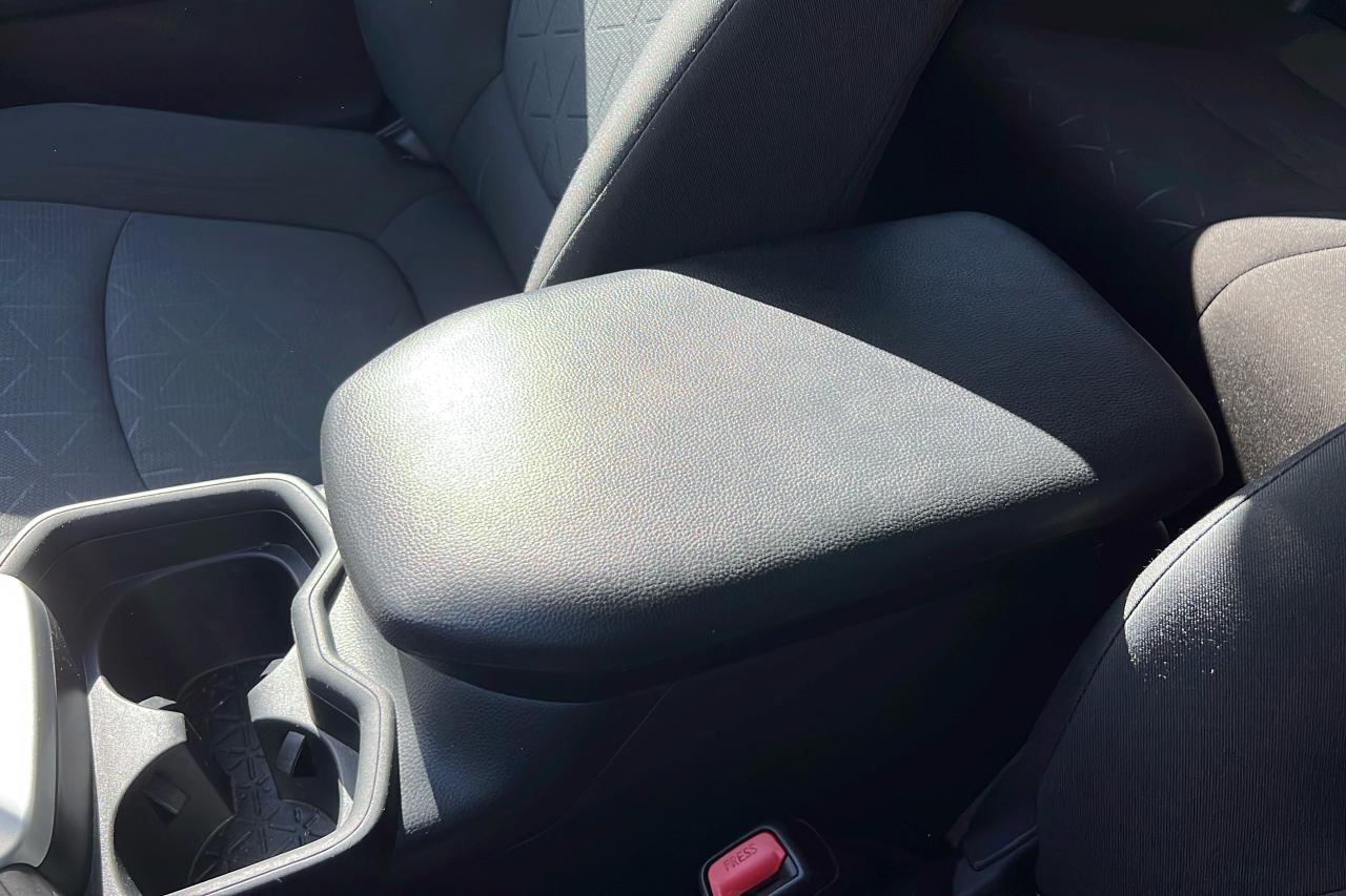 2020 Toyota RAV4 LE Photo