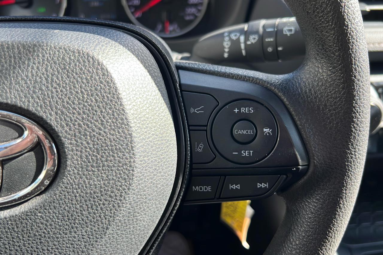 2020 Toyota RAV4 LE Photo