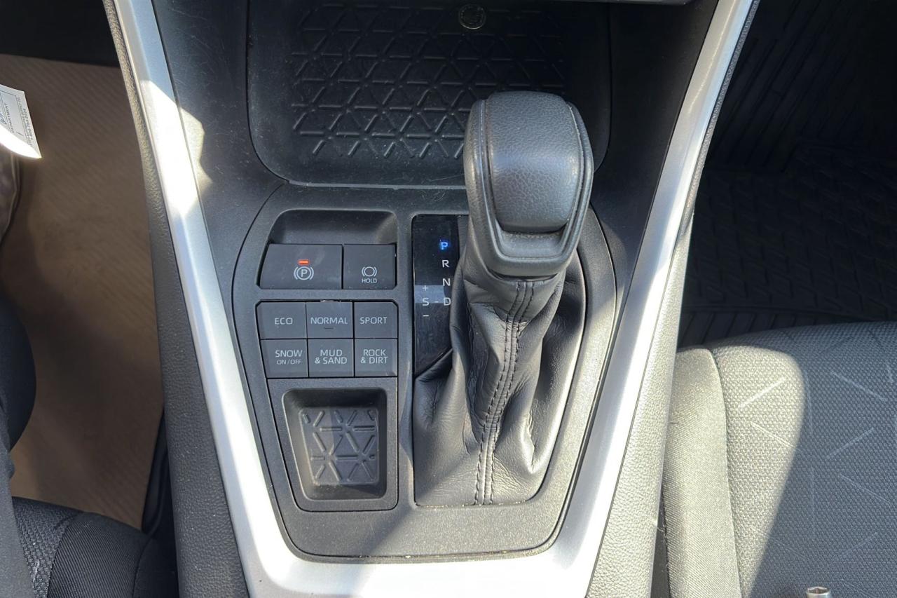 2020 Toyota RAV4 LE Photo