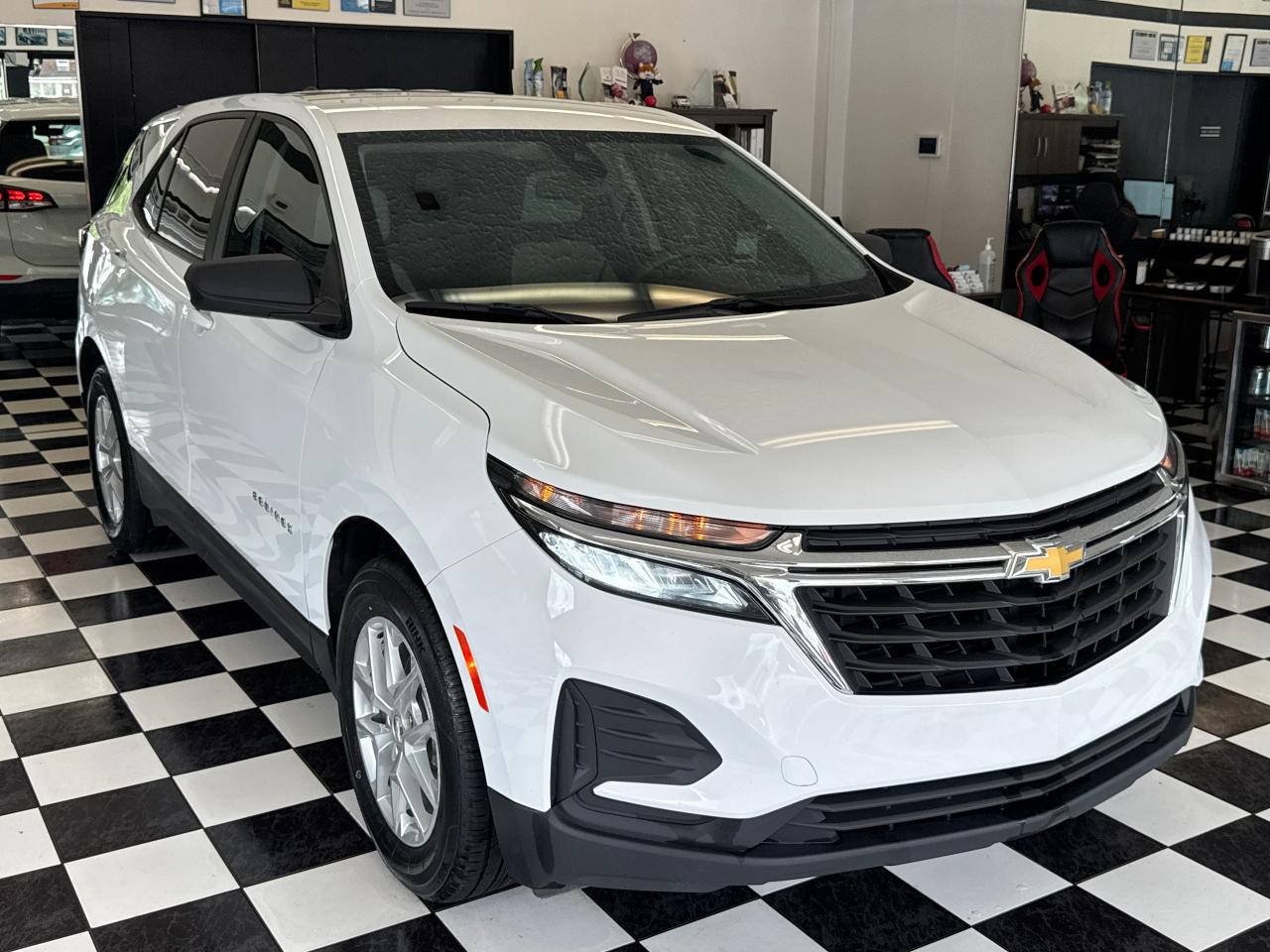 2022 Chevrolet Equinox LS+New Tires & Brakes+Collision Alert+CLEAN CARFAX Photo10