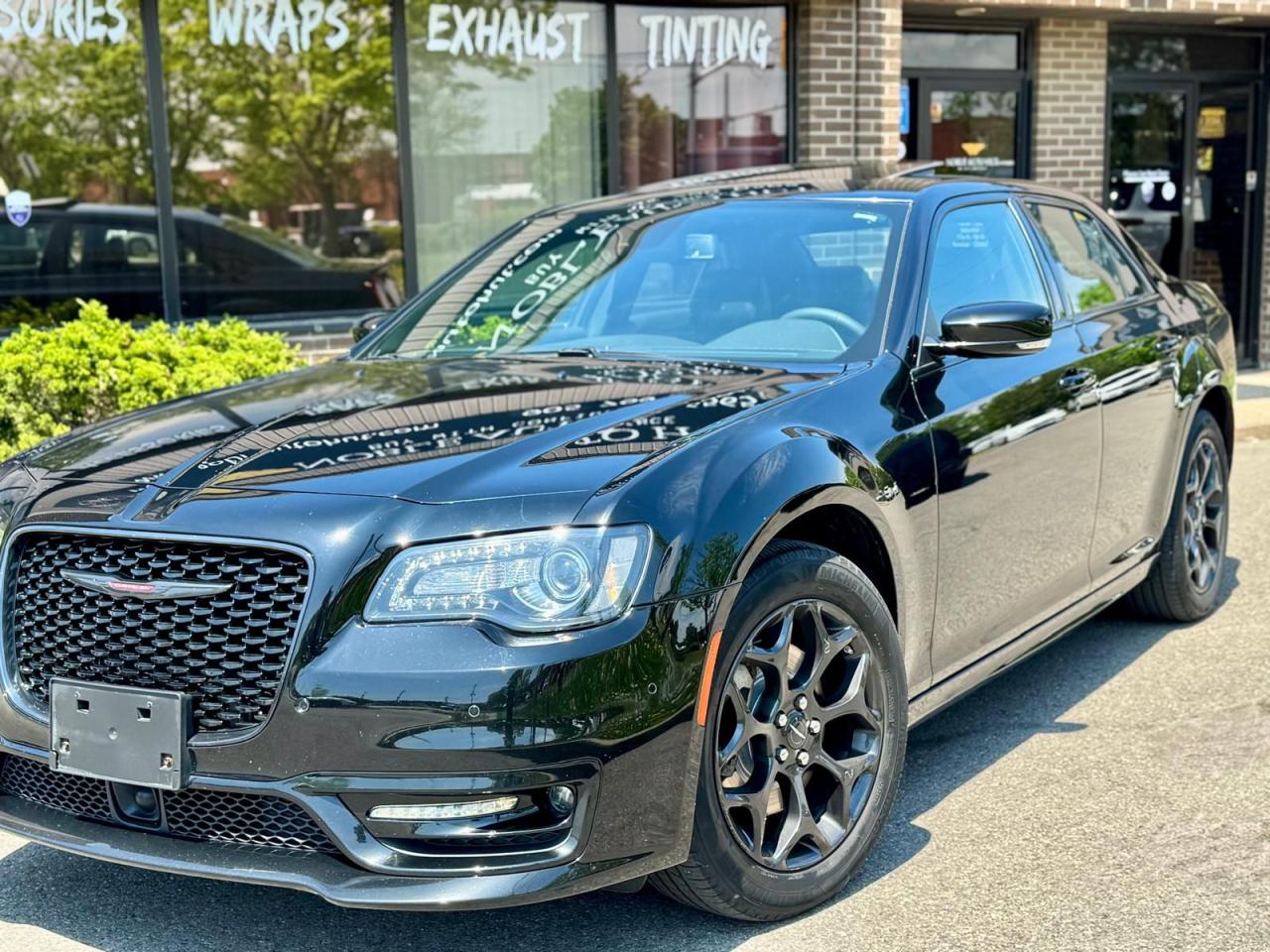 2023 Chrysler 300 300S Photo2
