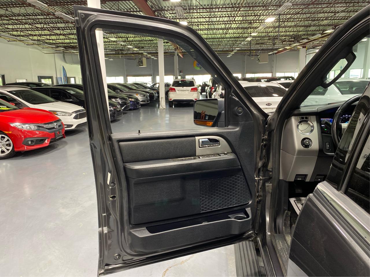 2017 Ford Expedition Limited  Photo