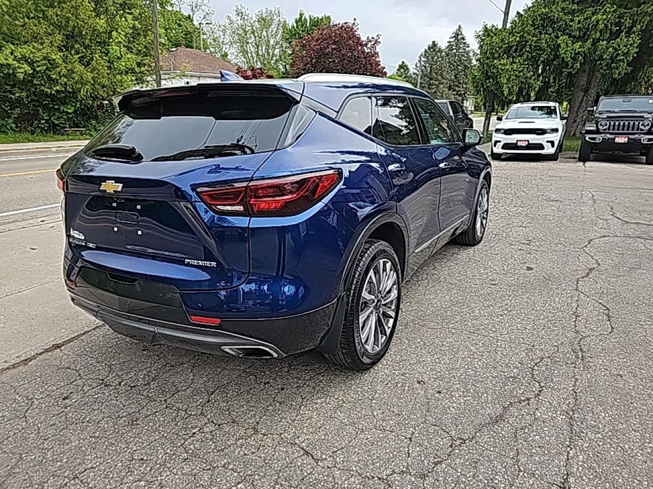 2023 Chevrolet Blazer beautiful Blazer Premier AWD, loaded with options like panoramic sunroof, heated and cooled leather Photo4