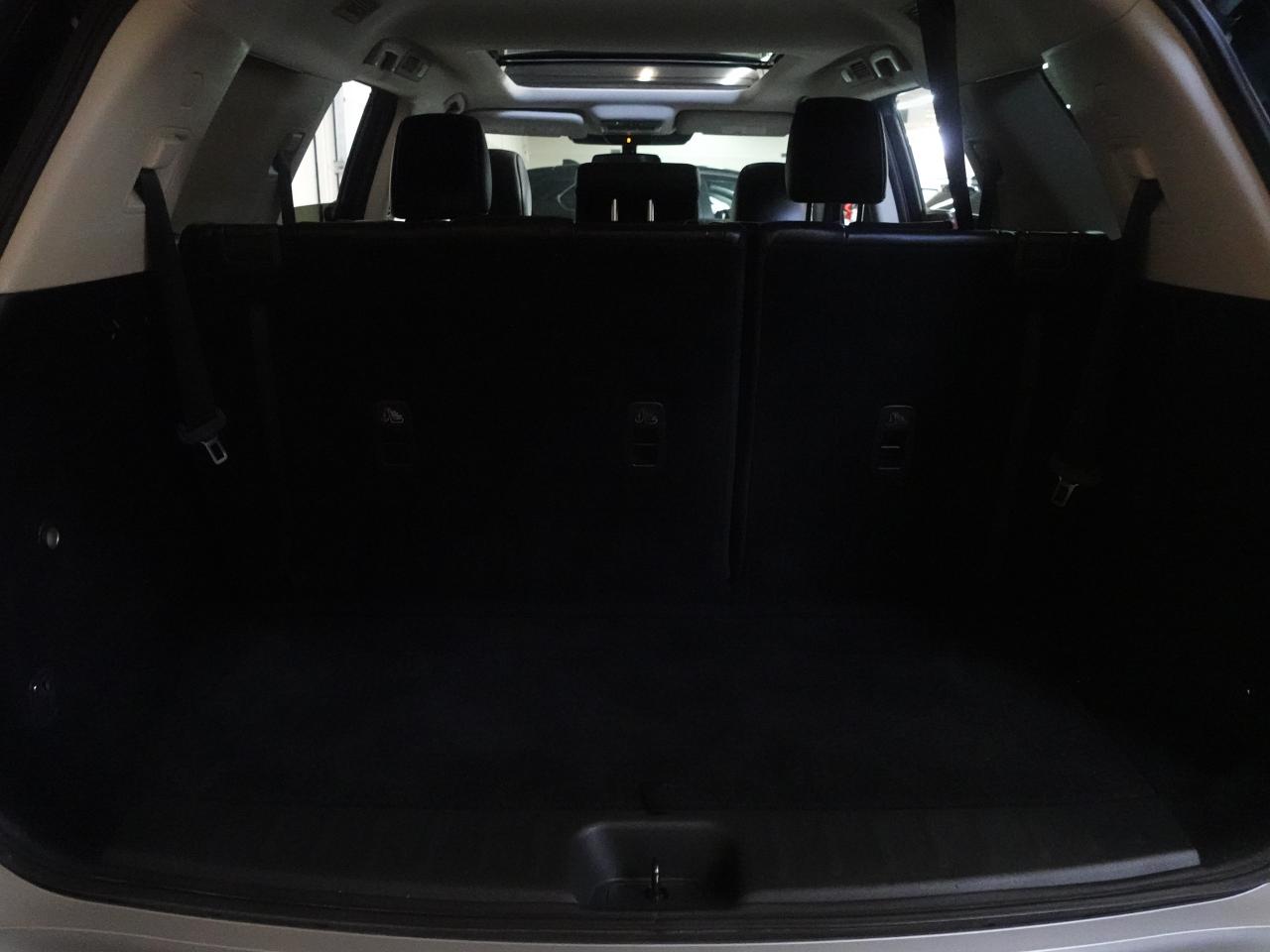 2022 Nissan Pathfinder SL | AWD | 8Pass | Nav | Sunroof | BSM | CarPlay
