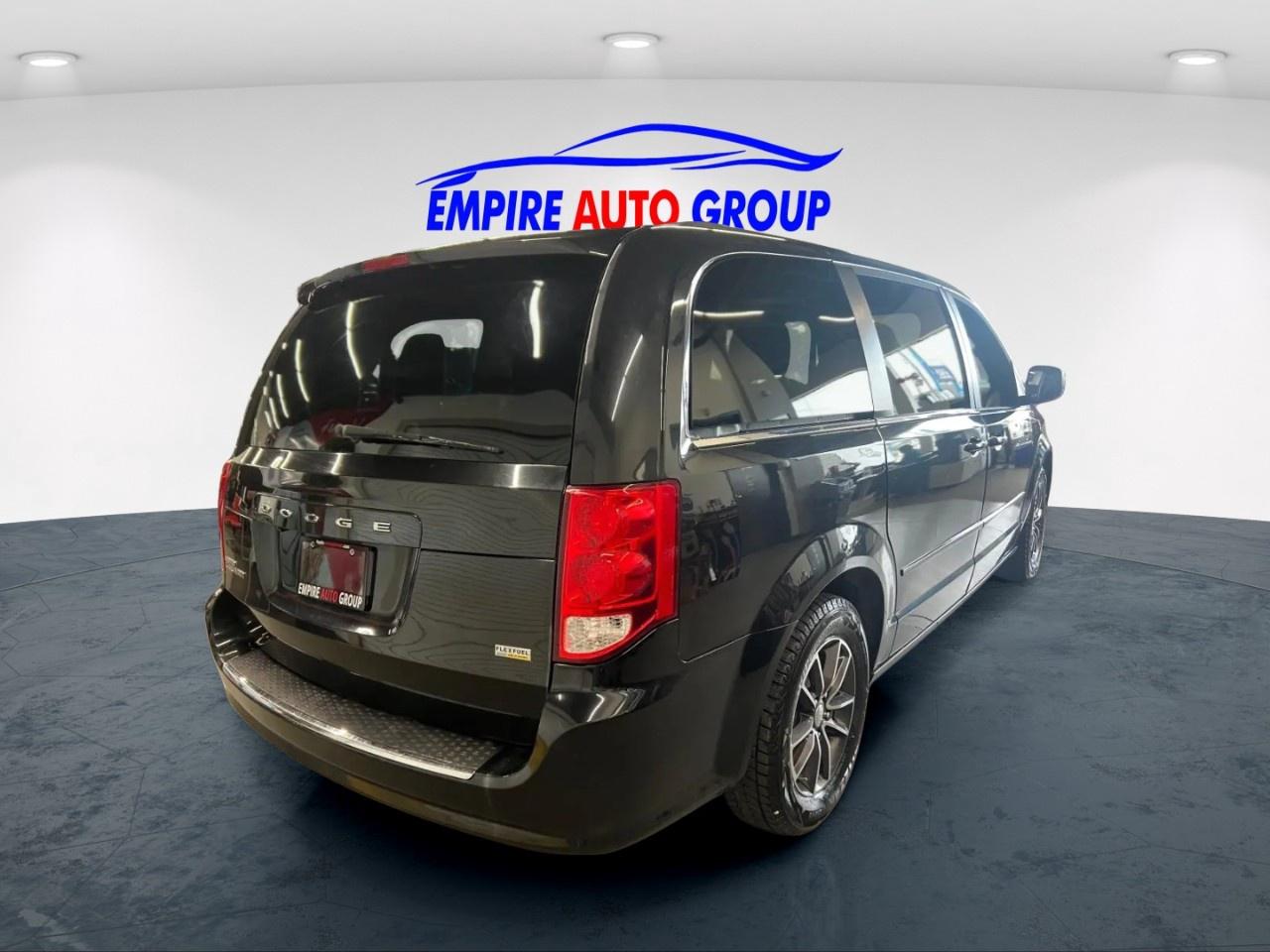 2017 Dodge Grand Caravan SXT Photo3