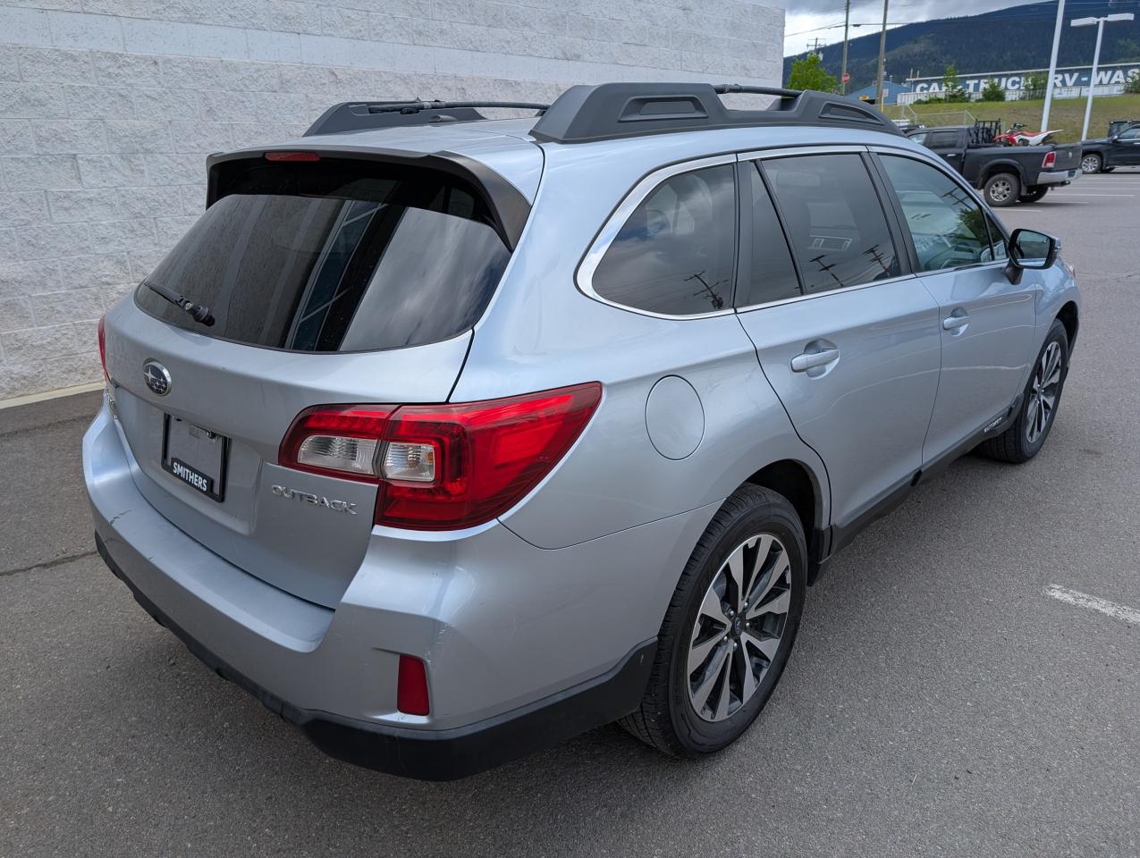 2015 Subaru Outback 2.5i w/Limited & Tech Pkg Photo