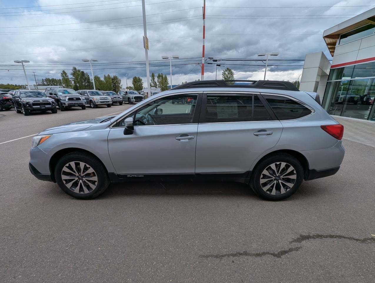 2015 Subaru Outback 2.5i w/Limited & Tech Pkg Photo3