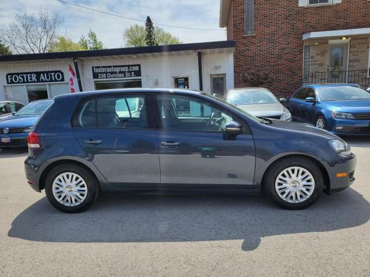 2011 Volkswagen Golf 2.5L Trendline Photo2