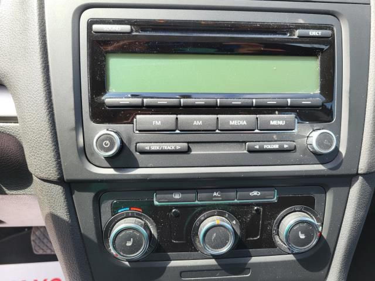 2011 Volkswagen Golf 2.5L Trendline Photo12