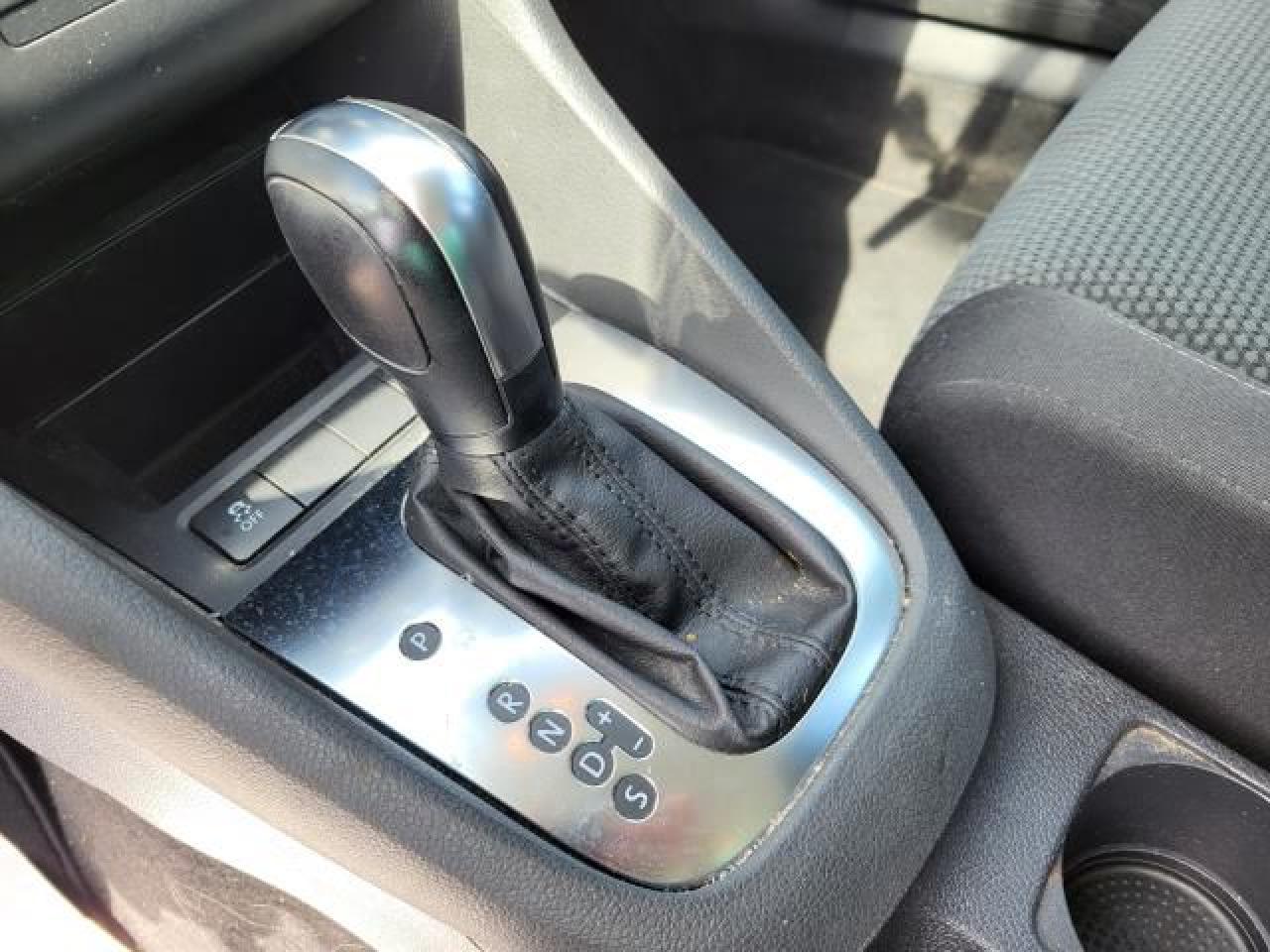 2011 Volkswagen Golf 2.5L Trendline Photo11