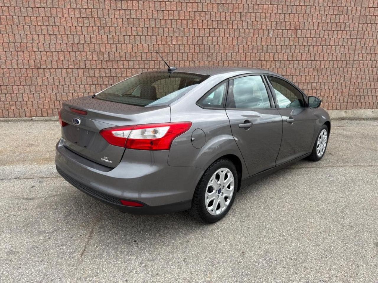2014 Ford Focus SE | CLEAN CARFAX | DEALER MAINTAINED | BLUETOOTH | HEATED SEATS | - Photo #6
