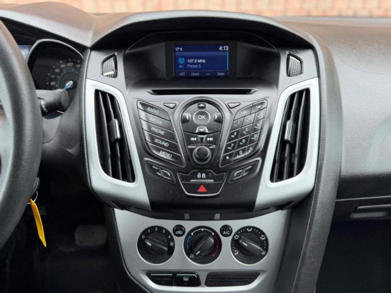2014 Ford Focus SE | CLEAN CARFAX | DEALER MAINTAINED | BLUETOOTH | HEATED SEATS | - Photo #24